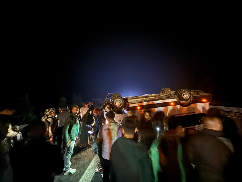 Servis otobüsü kaza yaptı! İlk müdahaleyi Kocaelispor taraftarı yaptı - Resim : 2