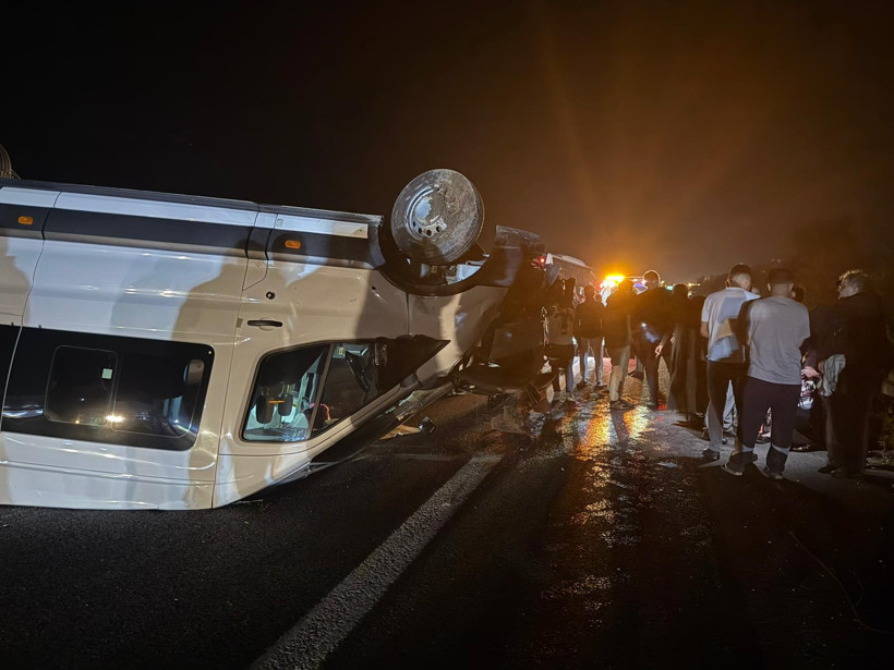 Servis otobüsü kaza yaptı! İlk müdahaleyi Kocaelispor taraftarı yaptı - Resim : 1