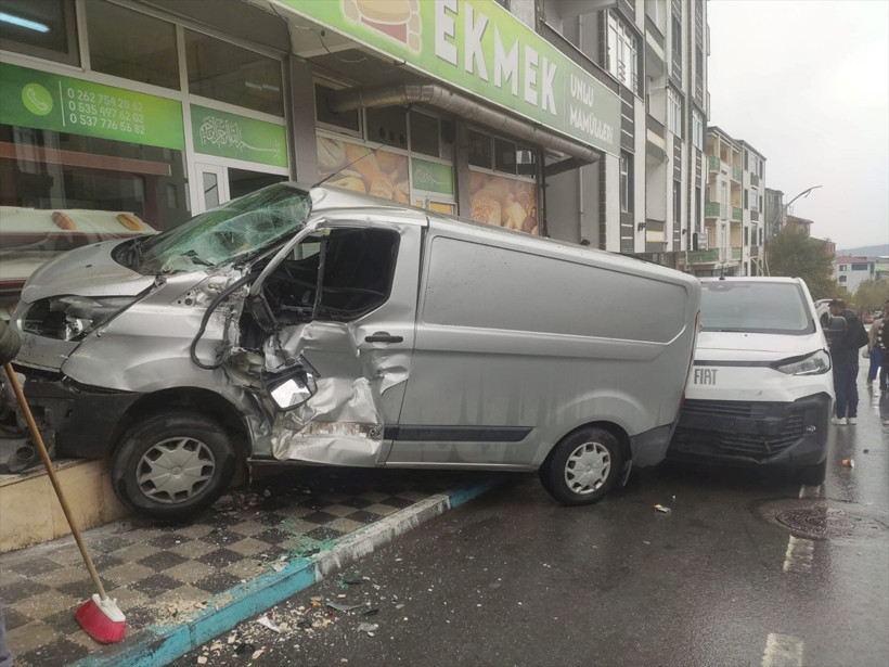 Park halindeki tankerin freni boşaldı! 8 araca çarparak... - Resim : 2