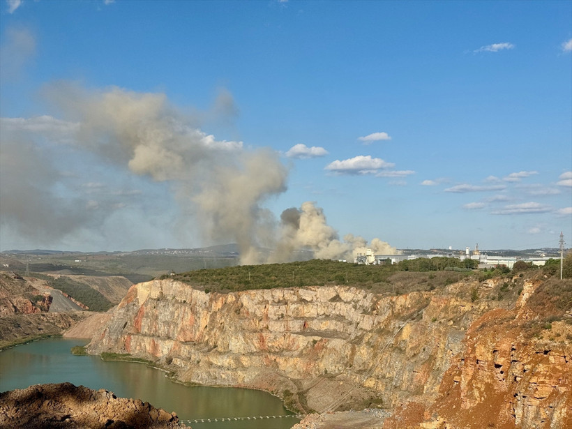 Ahşap fabrikasında korkutan yangın! Ekipler seferber oldu - Resim : 1