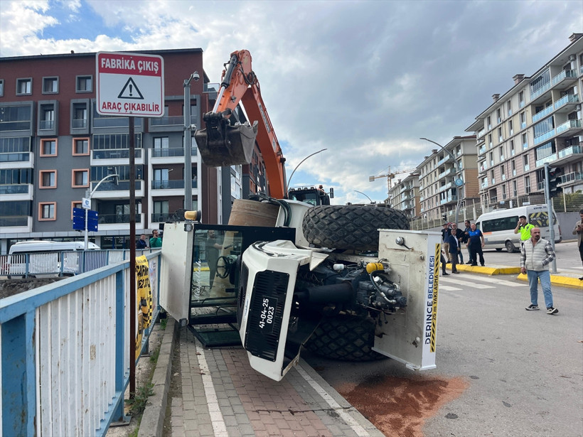 TIR'dan yola devrilen iş makinesindeki kişi ölümden döndü - Resim : 1