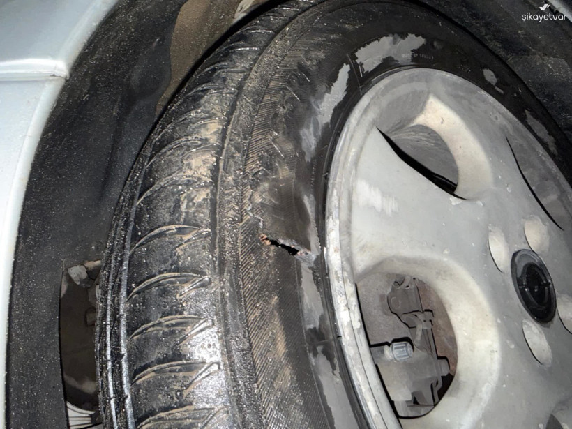 Gölcük’te yol çalışması sonrası düzeltilmeyen yol iki tekerleği parçaladı! - Resim : 2