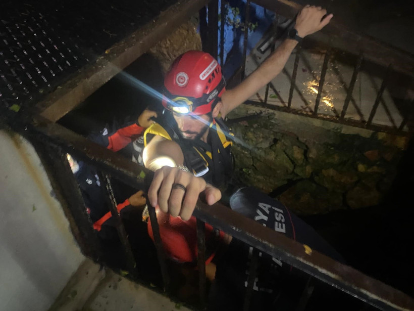 Sığındıkları mağarada mahsur kaldılar... Film gibi operasyon! - Resim : 1