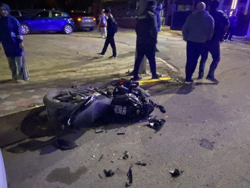 Seyir halindeki motosikletli vinçle çarpıştı! Durumu ağır! - Resim : 1