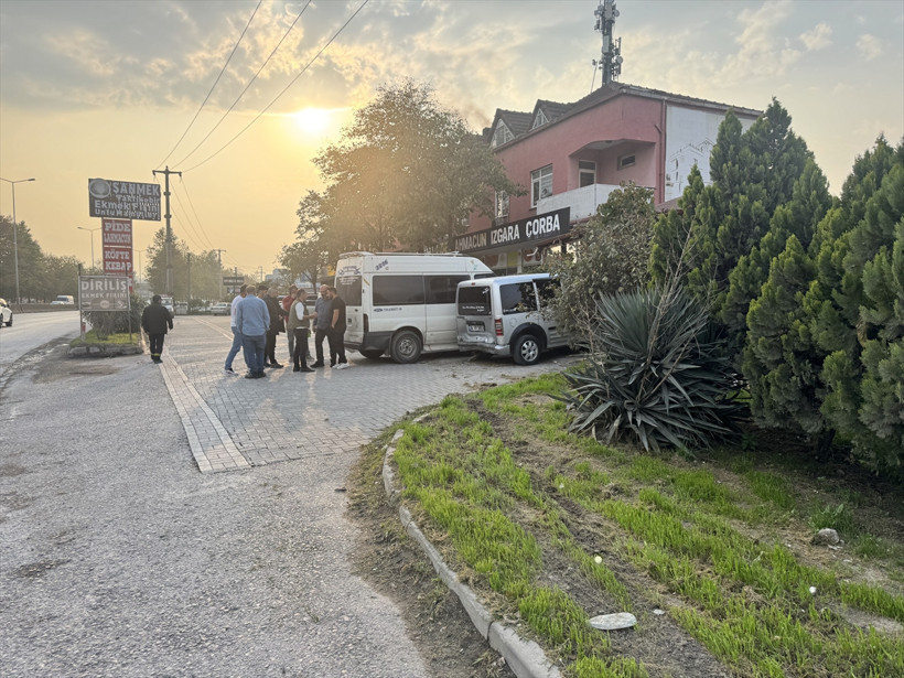 Otomobil lokanta önündekilere çarptı, 1 kişi öldü, 3 kişi yaralandı - Resim : 2