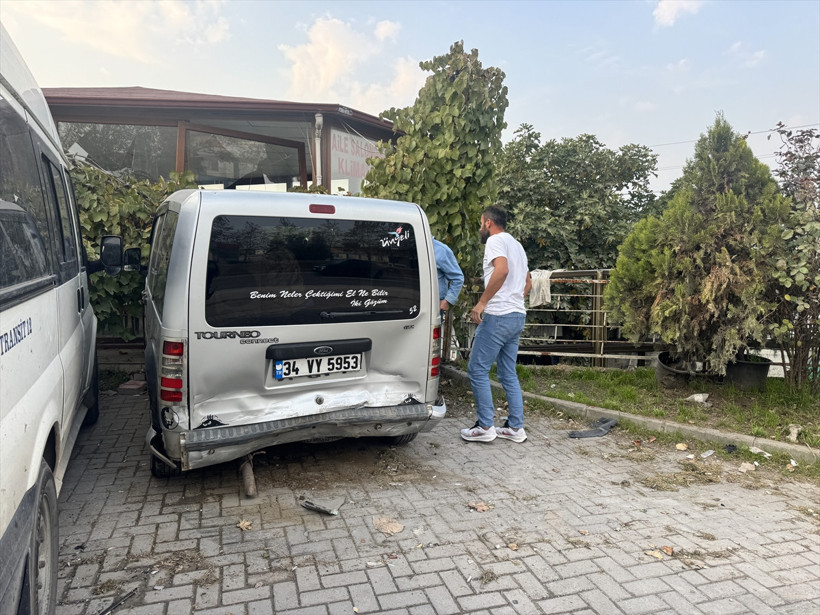 Otomobil lokanta önündekilere çarptı, 1 kişi öldü, 3 kişi yaralandı - Resim : 1