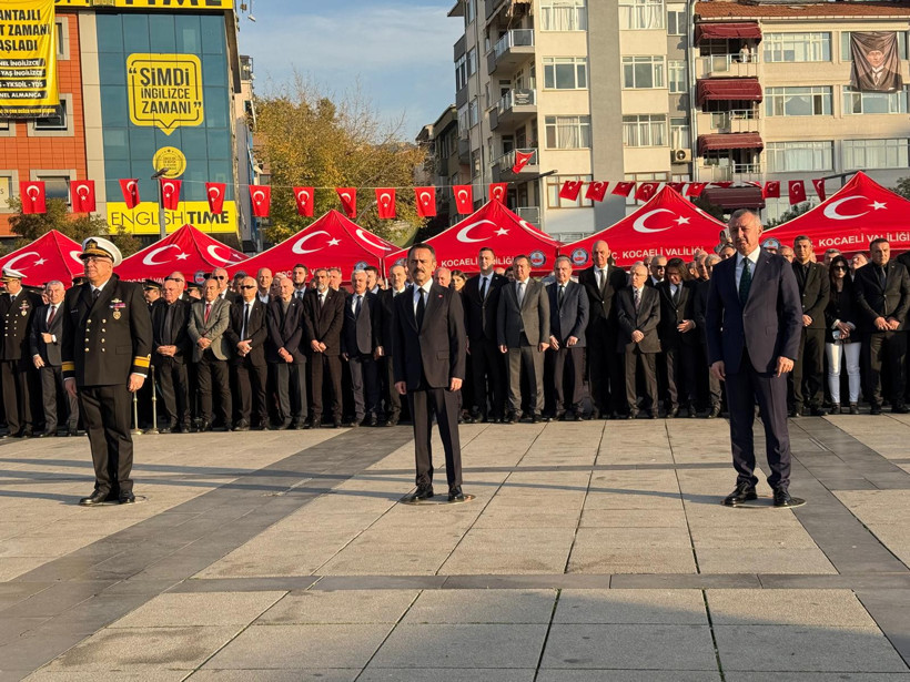 Kent protokolünden Mustafa Kemal Atatürk'e saygı duruşu! - Resim : 2