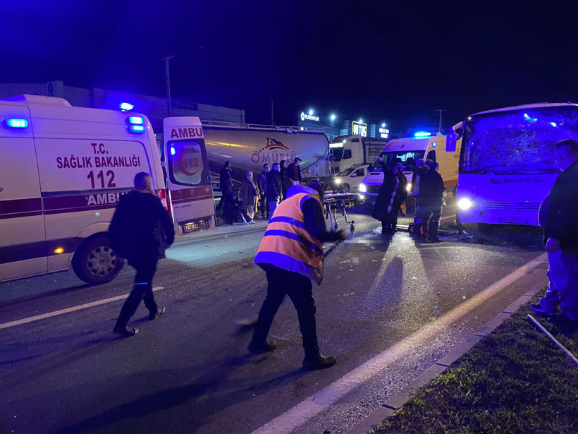 D-100'de korkutan kaza... Üç servis midibüsü çarpıştı! - Resim : 2