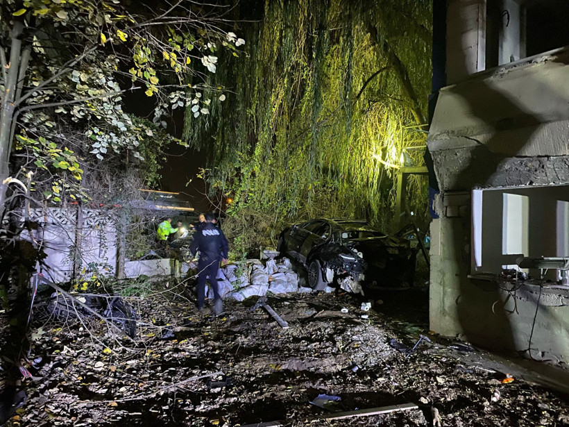 Köprü üstünde can pazarı yaşandı! Otomobiller bahçeye uçtu: 1 ölü 4 yaralı - Resim : 1