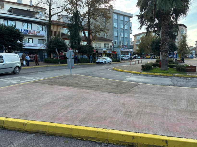 Uyuşturucu bağımlısı genç 2 bıçakla çevreye saldırdı! Polis yaralandı - Resim : 1