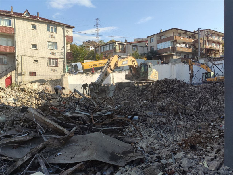 7 kişiye mezar olan parfüm dolum tesisi yıkıldı - Resim : 2