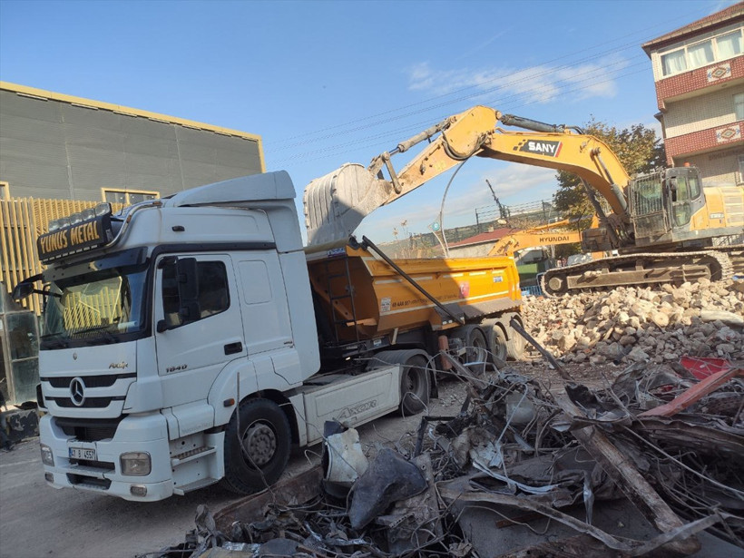 7 kişiye mezar olan parfüm dolum tesisi yıkıldı - Resim : 1