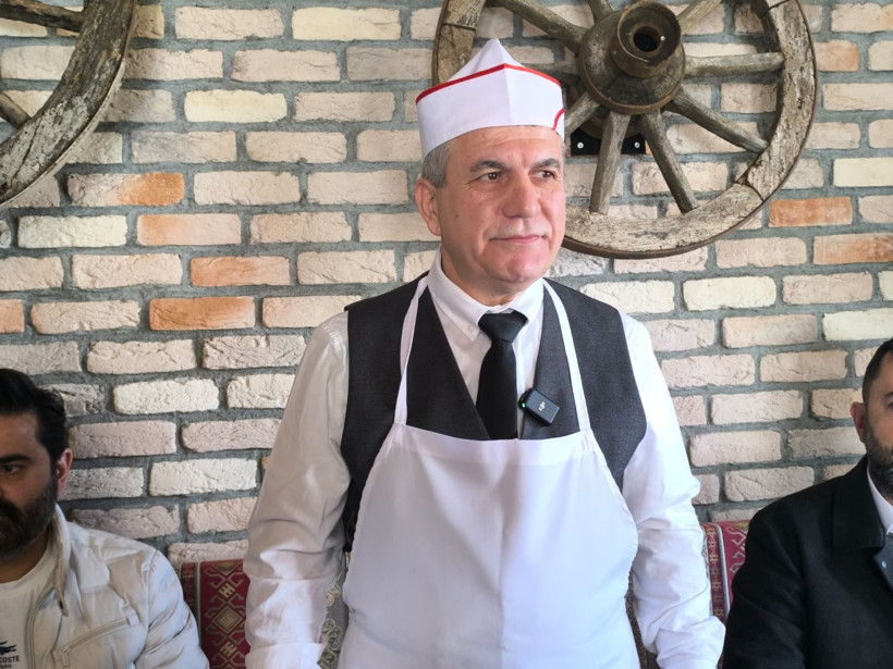 Kepini taktı önlüğünü giydi başkanlığa adaylığını açıkladı - Resim : 2