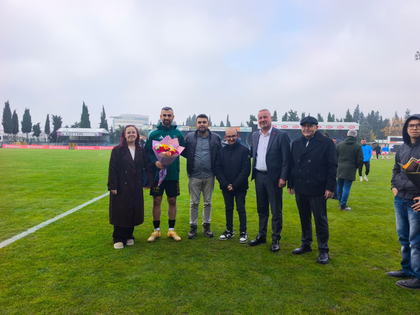 Kocaelisporlu futbolculara anlamlı çiçek - Resim : 1