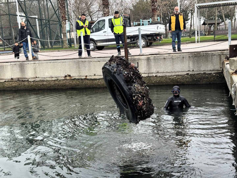 Deniz dibinden 50 ara&ccedil; lastiği &ccedil;ıkarıldı - Resim : 3