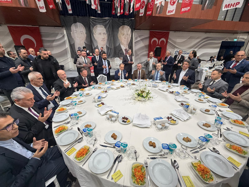 Tahir Büyükakın'dan MHP'lilere Kendimi şanslı hissediyorum. İyi ki varsınız - Resim : 1