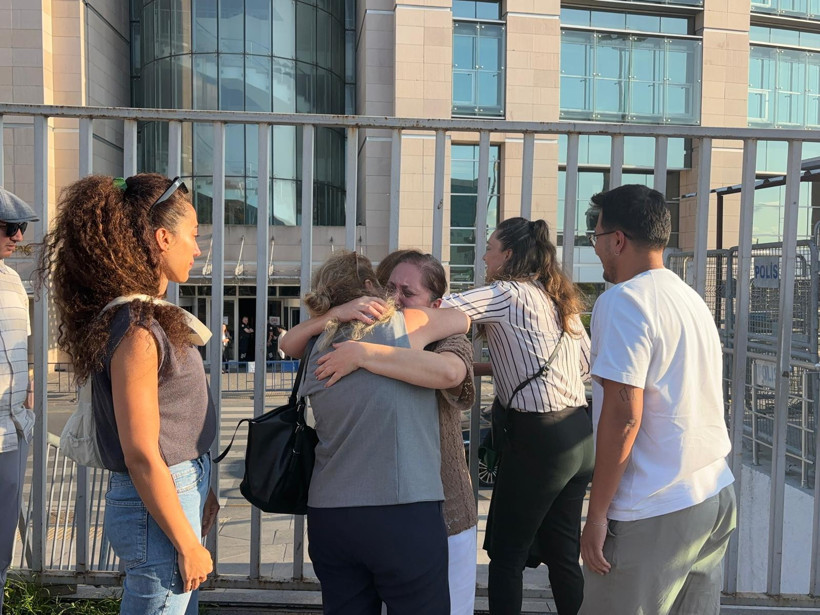 İzmit Belediyesi soruşturmasında ilk serbest bırakılanlar Gözyaşları ile ailelerine sarıldılar! - Resim : 1