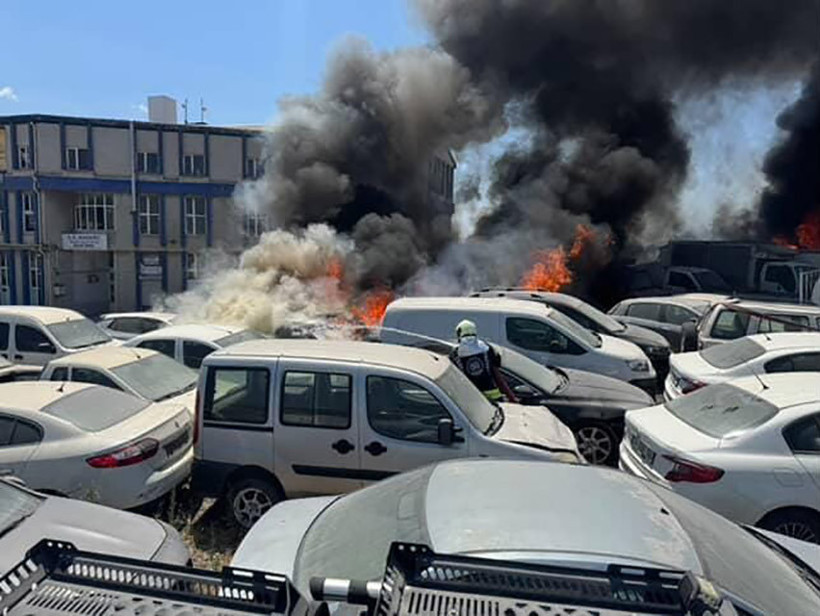 Yangın otoparka sıçradı, 10 araç yandı! - Resim : 1