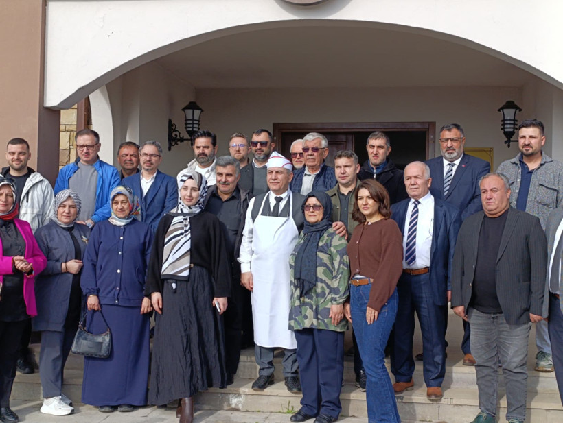 Kepini taktı önlüğünü giydi başkanlığa adaylığını açıkladı - Resim : 1