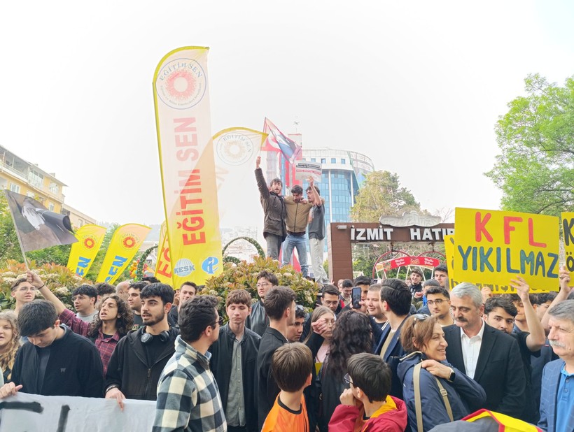 Liseliler öğretmenleri için yürüdü - Resim : 1