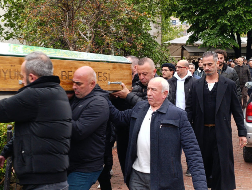 Sanatçı dostları yalnız bırakmadı! Serkan Keskin'in annesine son vedası - Resim : 1