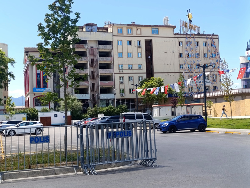 Türk İş'in ikinci eylemi bugün! AK Parti binasında bariyerli önlem - Resim : 3