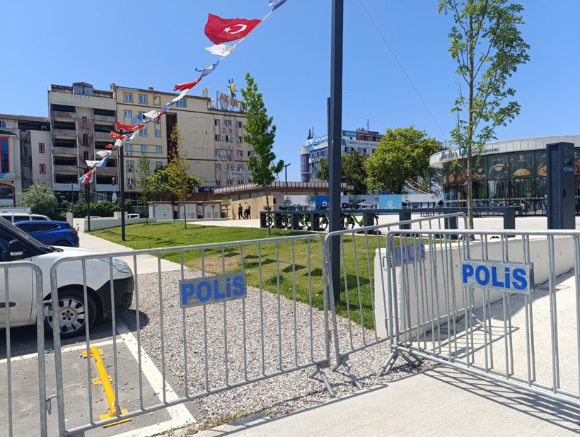 Türk İş'in ikinci eylemi bugün! AK Parti binasında bariyerli önlem - Resim : 1