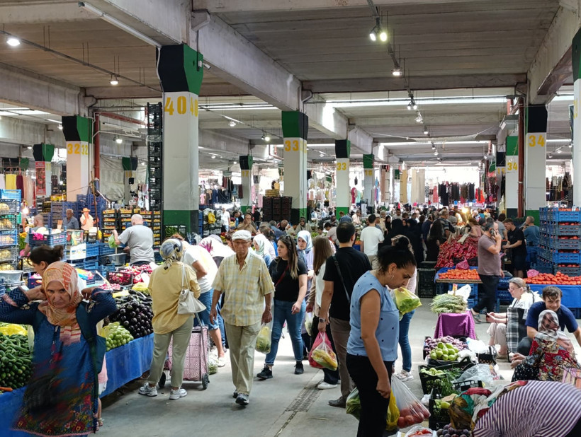 Pazarda kalabalık var ama alışveriş yok! - Resim : 4