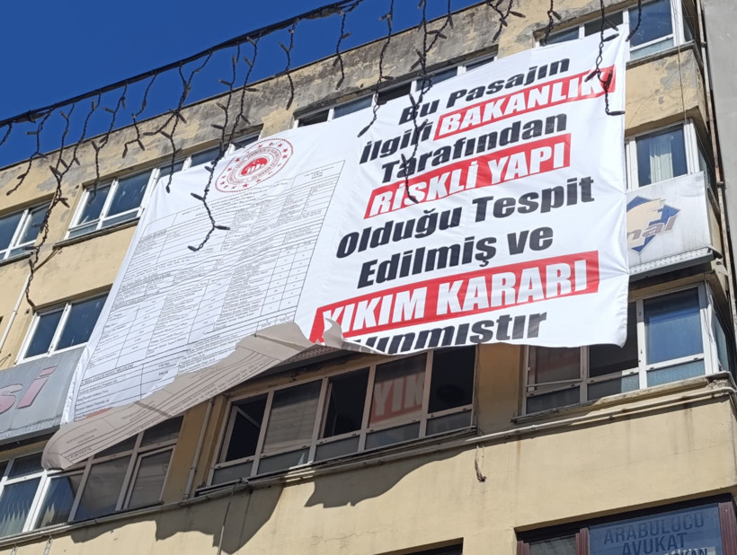 Her gün binlerce insan önünden geçiyor: İzmit'in göbeğinde büyük tehlike! - Resim : 2