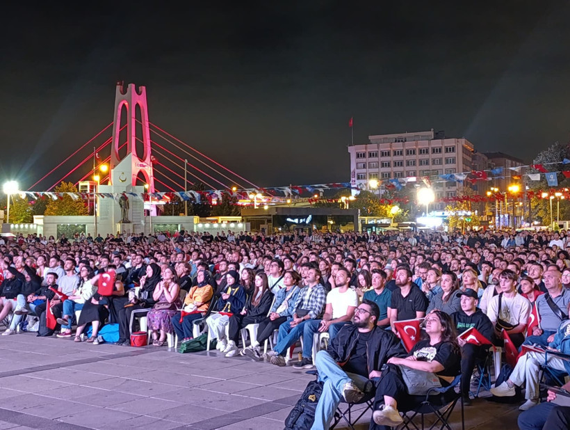 İzmit'te EuroBasket Final heyecanı... Kent Meydanı tribüne döndü - Resim : 1
