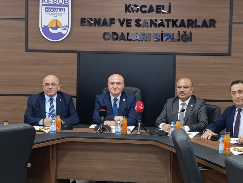 İYİ Parti heyetinin yanında Tahir Büyükakın’a teşekkür etti - Resim : 1