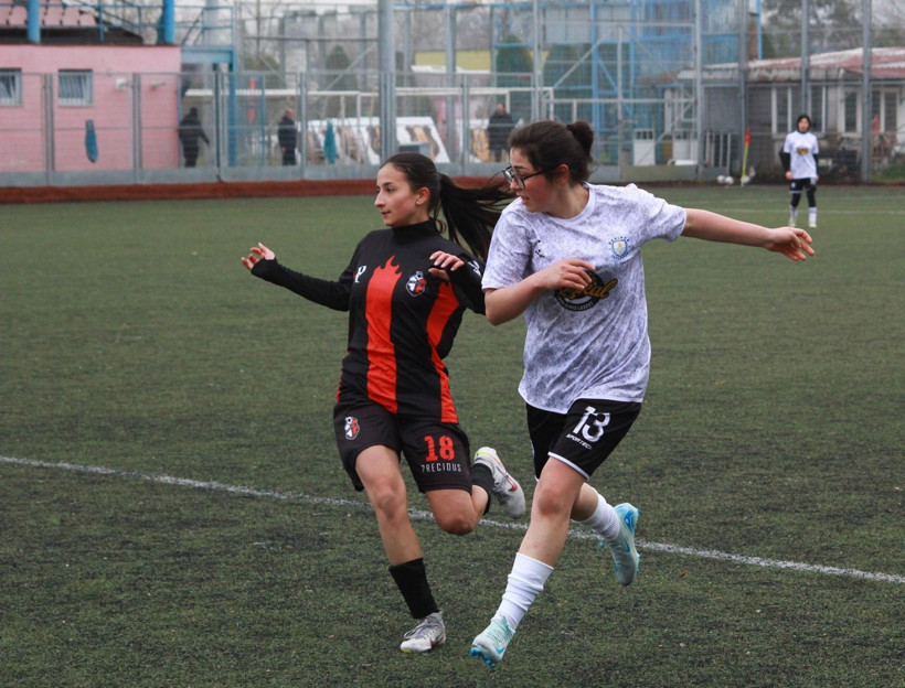 Gölcükspor - Derince Yavuzspor kadın futbol maçının fotoğrafları - Resim: 8