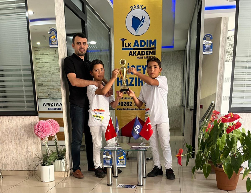 Sahada beğendiği futbolculara özel kupa yaptırdı - Resim : 1