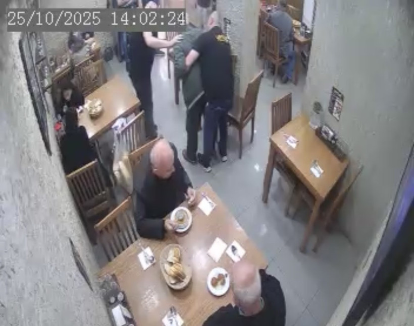 Heimlich manevrasıyla müşterinin hayatını kurtardı - Resim : 1