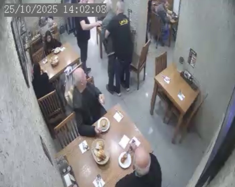 Heimlich manevrasıyla müşterinin hayatını kurtardı - Resim : 3