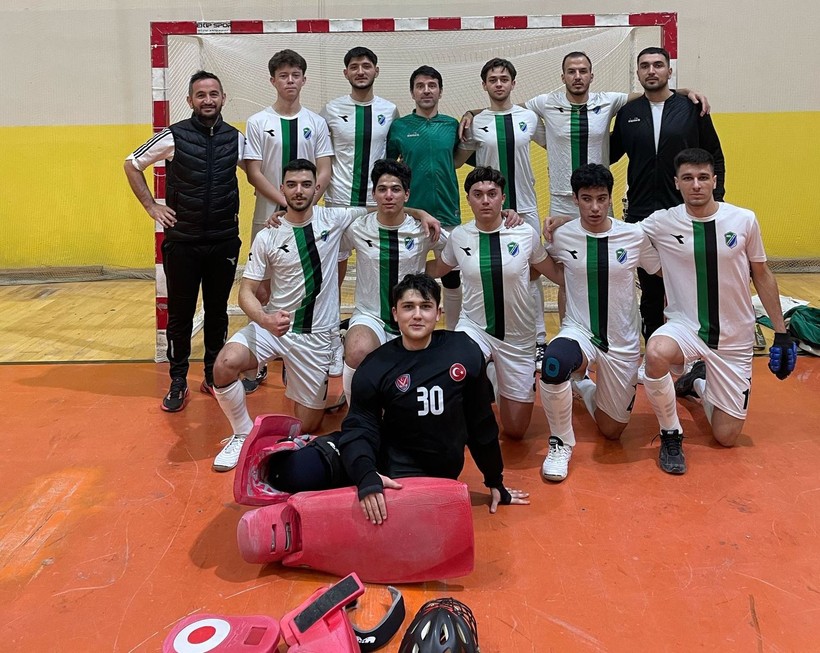 Kartepe Belediyespor Hokey Takımı şampiyonluk kupasını Mustafa Kocaman’a takdim etti - Resim : 1