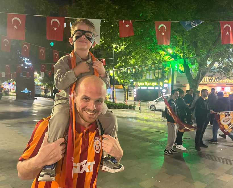 Kocaeli'de dikkat çeken kare! Fenerbahçe forması ile Galatasaray'ın şampiyonluğunu kutladı - Resim : 2