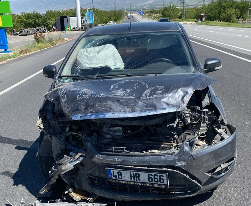 İki araç birbirine girdi! 4 kişi yaralandı - Resim : 1