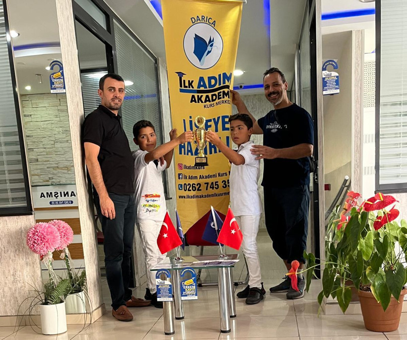 Sahada beğendiği futbolculara özel kupa yaptırdı - Resim : 3