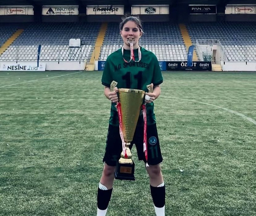 İzmitli iki kız futbolcuya Milli onur! - Resim : 1