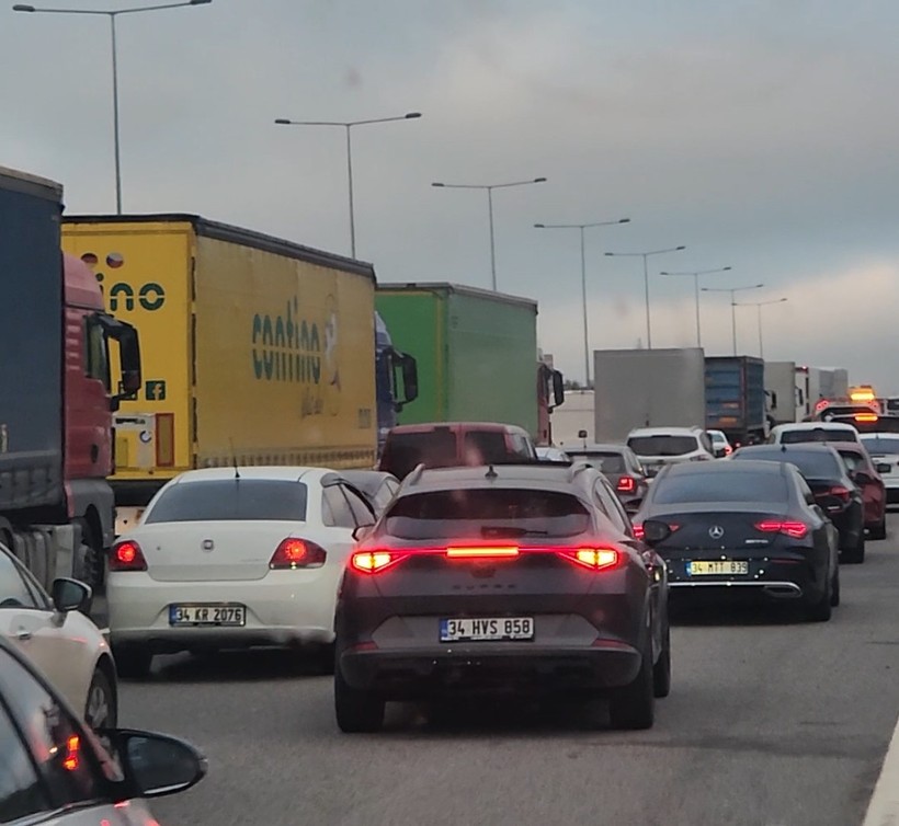 Kocaeli’de araç yoğunluğu… İstanbullular depremin ardından kenti terk ediyor! - Resim : 2
