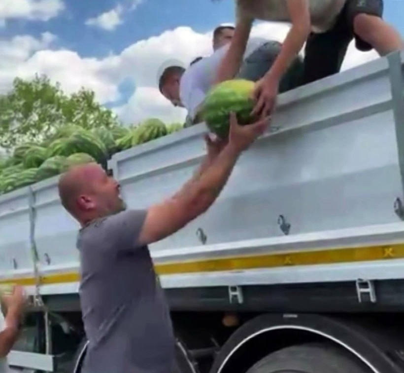 Bir TIR dolusu karpuzu ücretsiz dağıttı! - Resim: 4
