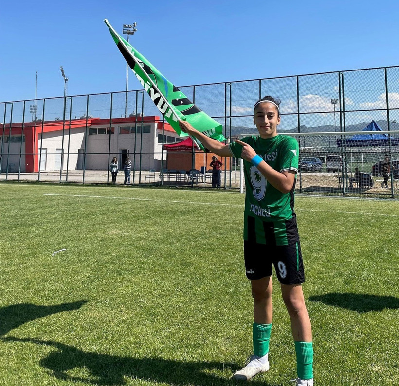 İzmitli iki kız futbolcuya Milli onur! - Resim : 2