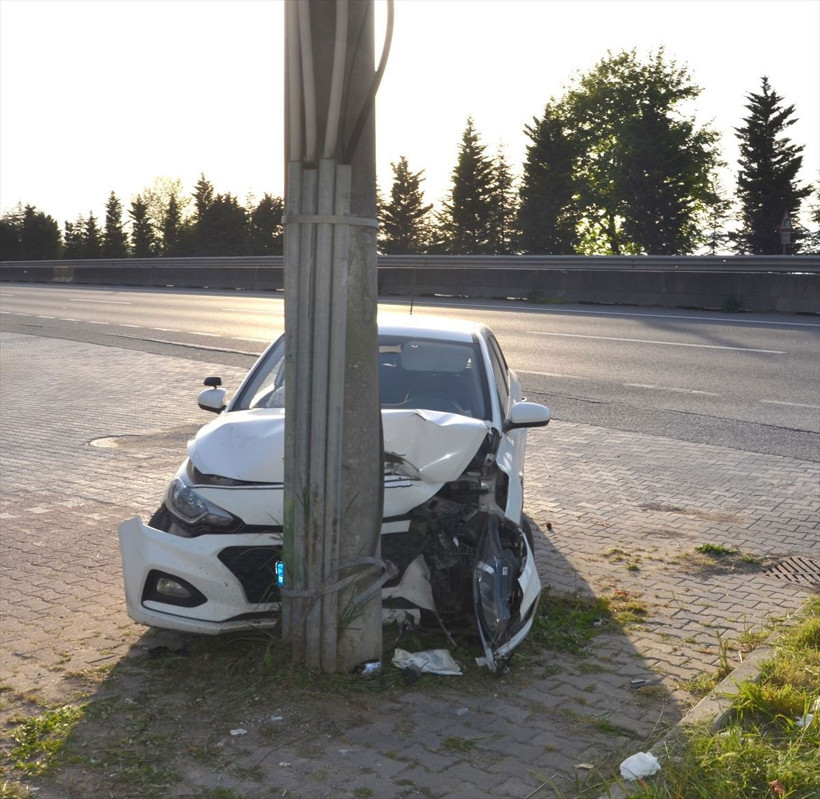 Otomobil beton direğe çarptı: 1'i çocuk 3 kişi ölümden döndü - Resim : 1