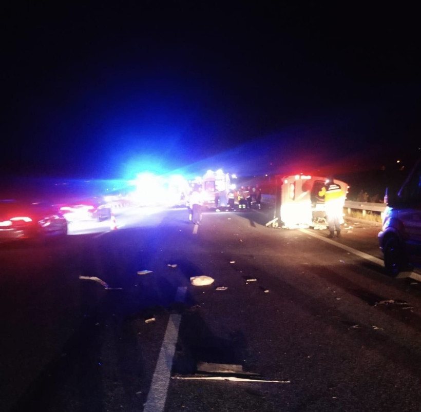 Minibüs devrildi, ölü yaralılar var - Resim: 3