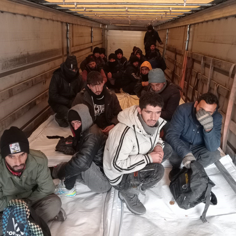 Kocaeli Haber- Kocaeli'ye gelen tırdan 24 kaçak gömen çıktı 