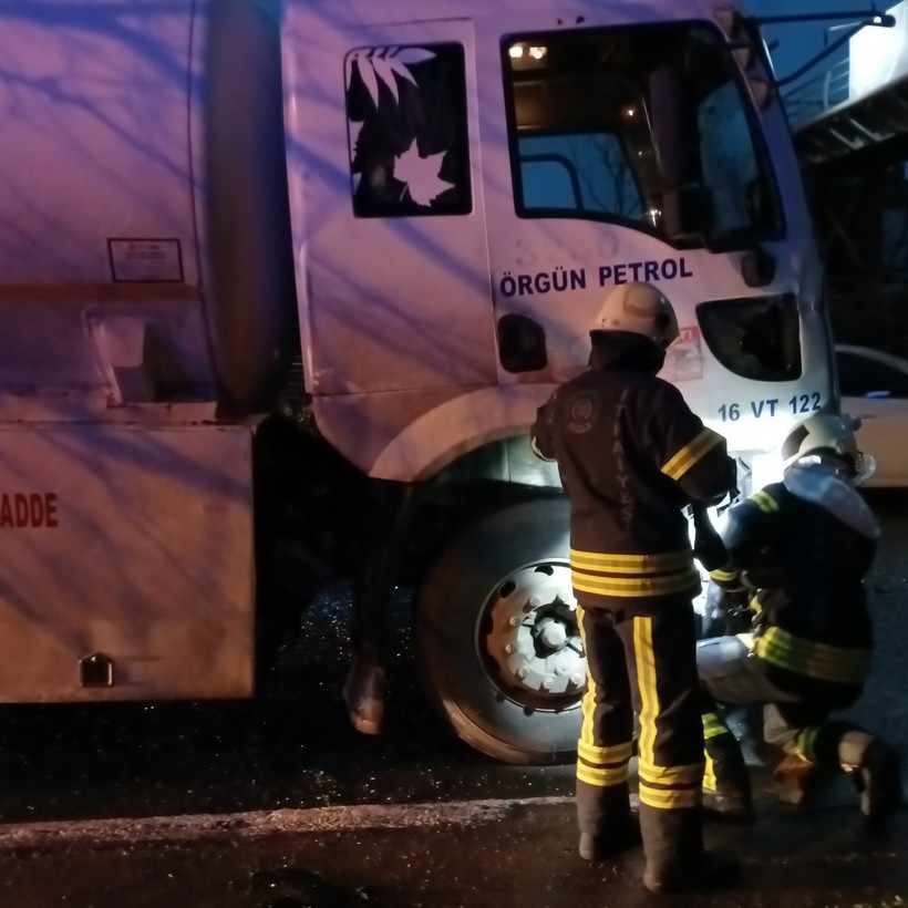 3 servis aracı, otomobil ile tanker kazaya karıştı: Çok sayıda yaralı var! - Resim : 4