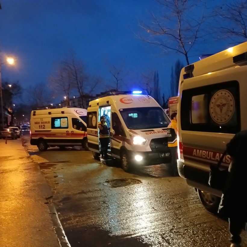 3 servis aracı, otomobil ile tanker kazaya karıştı: Çok sayıda yaralı var! - Resim : 3