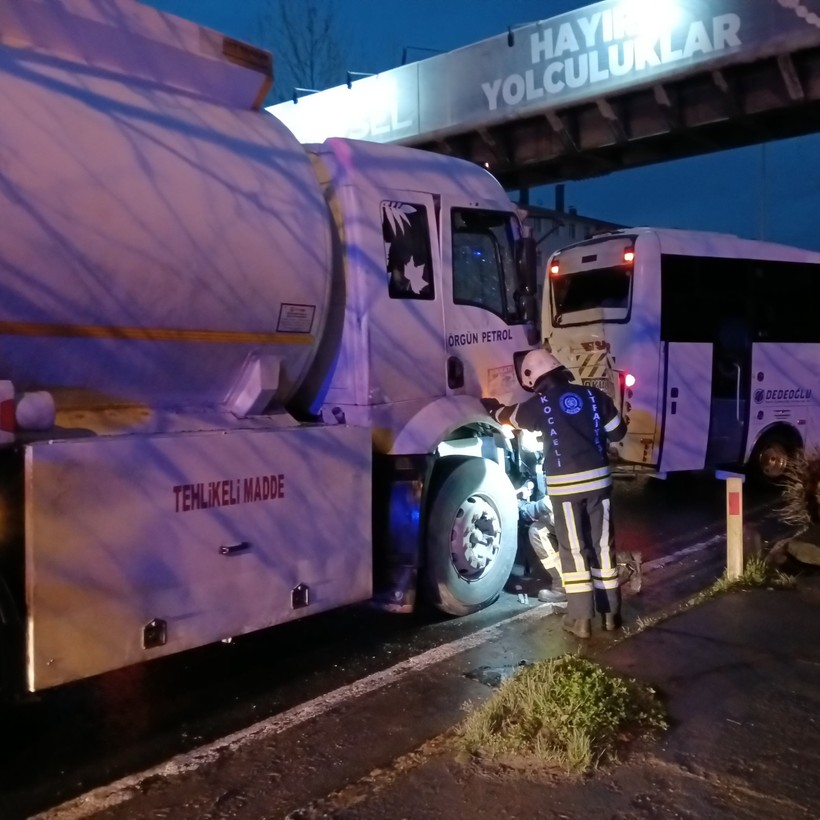 3 servis aracı, otomobil ile tanker kazaya karıştı: Çok sayıda yaralı var! - Resim : 1