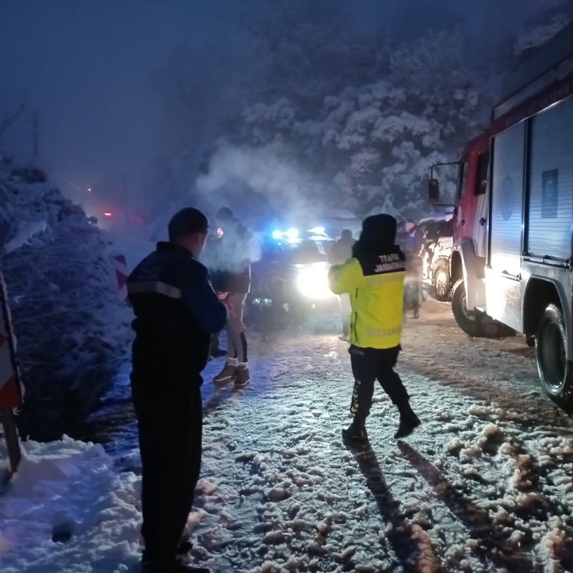 Jandarma aracı uçurumdan yuvarlandı: 2 yaralı - Resim : 4